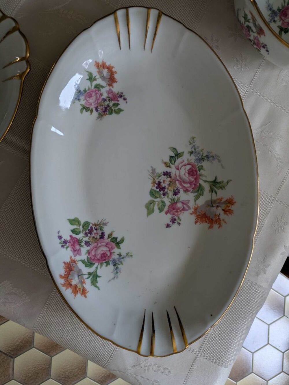 Service de table complet en porcelaine de France Décoration