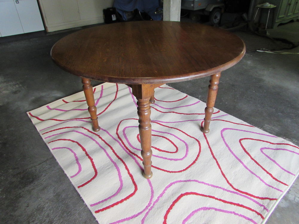 table en chene + 4 chaises 
faire offre Meubles
