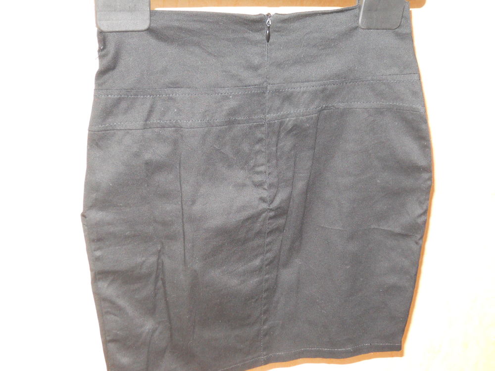 jupe noire taille 36/S neuve Vêtements