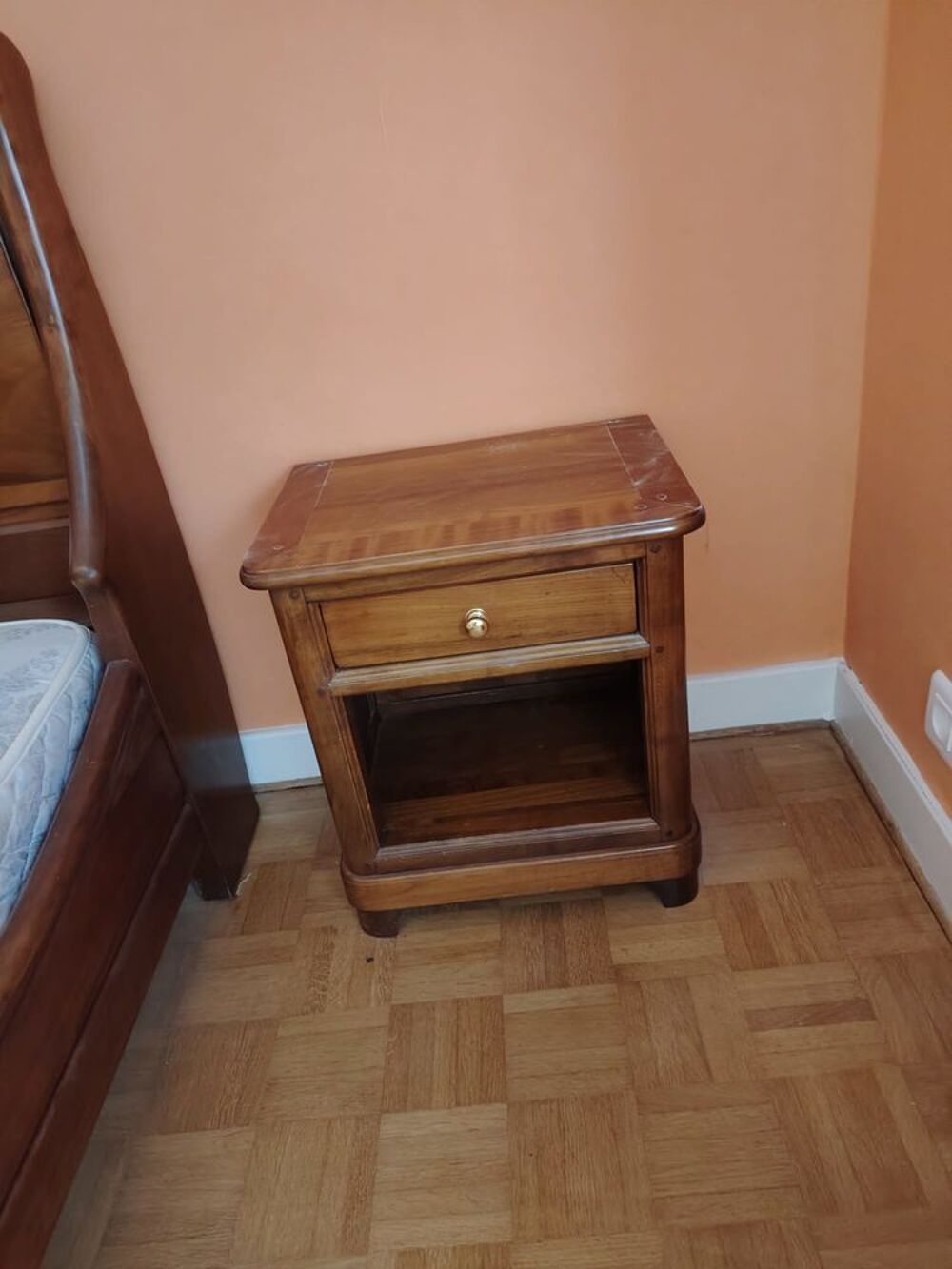Table de nuit en bois massif en bon &eacute;tat Meubles