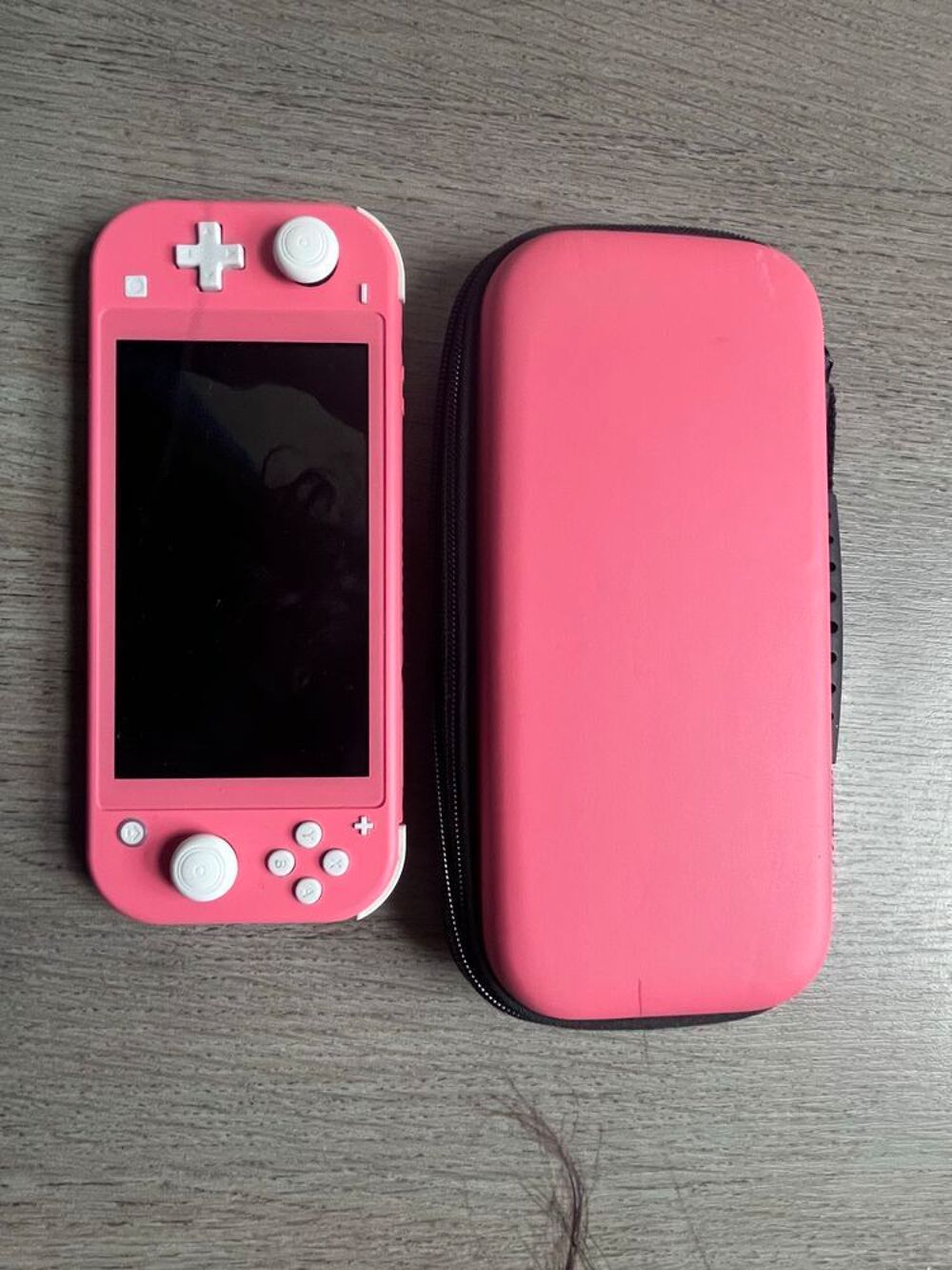 Nintendo Switch Lite �" Tr&egrave;s bon &eacute;tat + Etui + Chargeur + 3 jeux d&eacute;mat&eacute;rialis&eacute;s Consoles et jeux vid�os