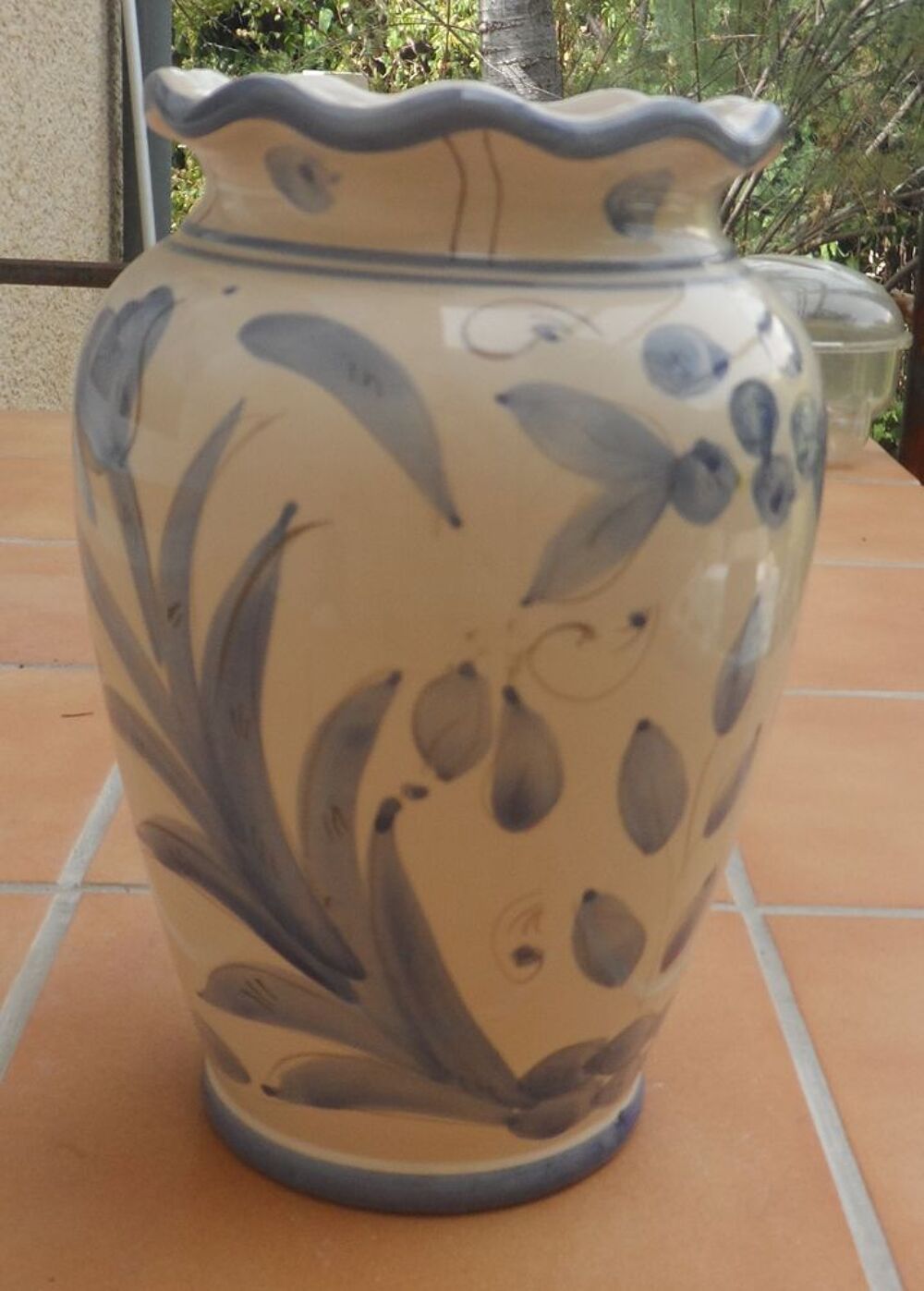 Vase beige en c&eacute;ramique d&eacute;cor&eacute; de fleurs bleues neuf AN 70 Décoration