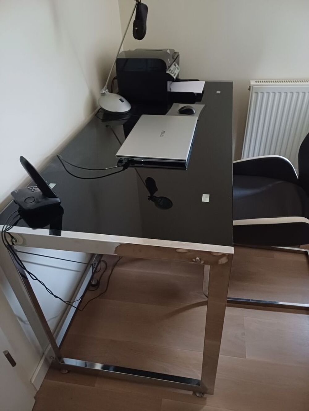 BUREAU AVEC PIEDS EN METAL ET PLATEAU EN VERRE FUME NOIR
Meubles