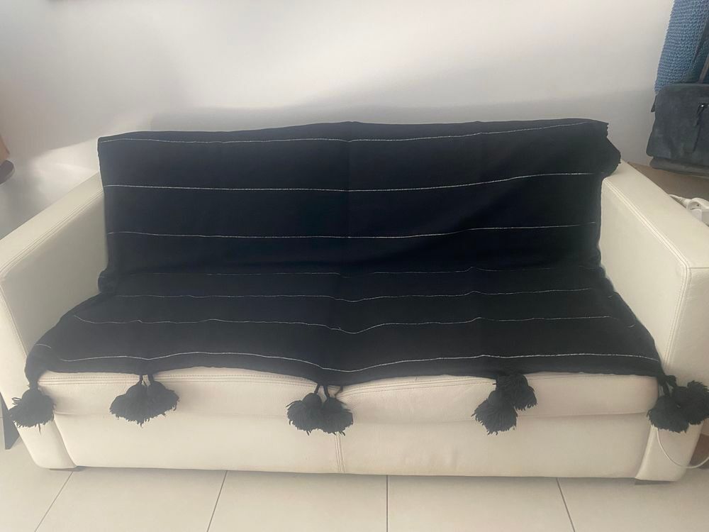 Plaid marocain noir &agrave; pompons et fils argent Décoration