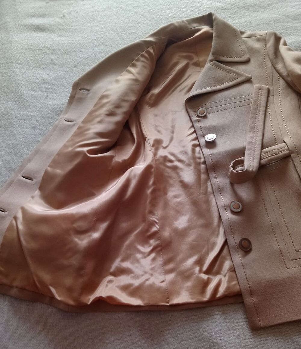 Magnifique manteau court classique Vêtements