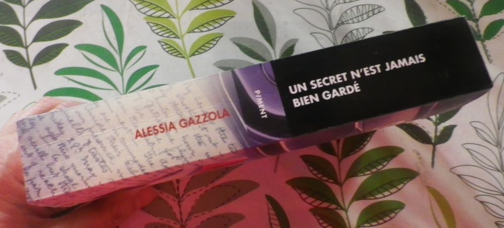 UN SECRET N'EST JAMAIS BIEN GARDE d'Alessia GAZZOLA Piment Livres et BD
