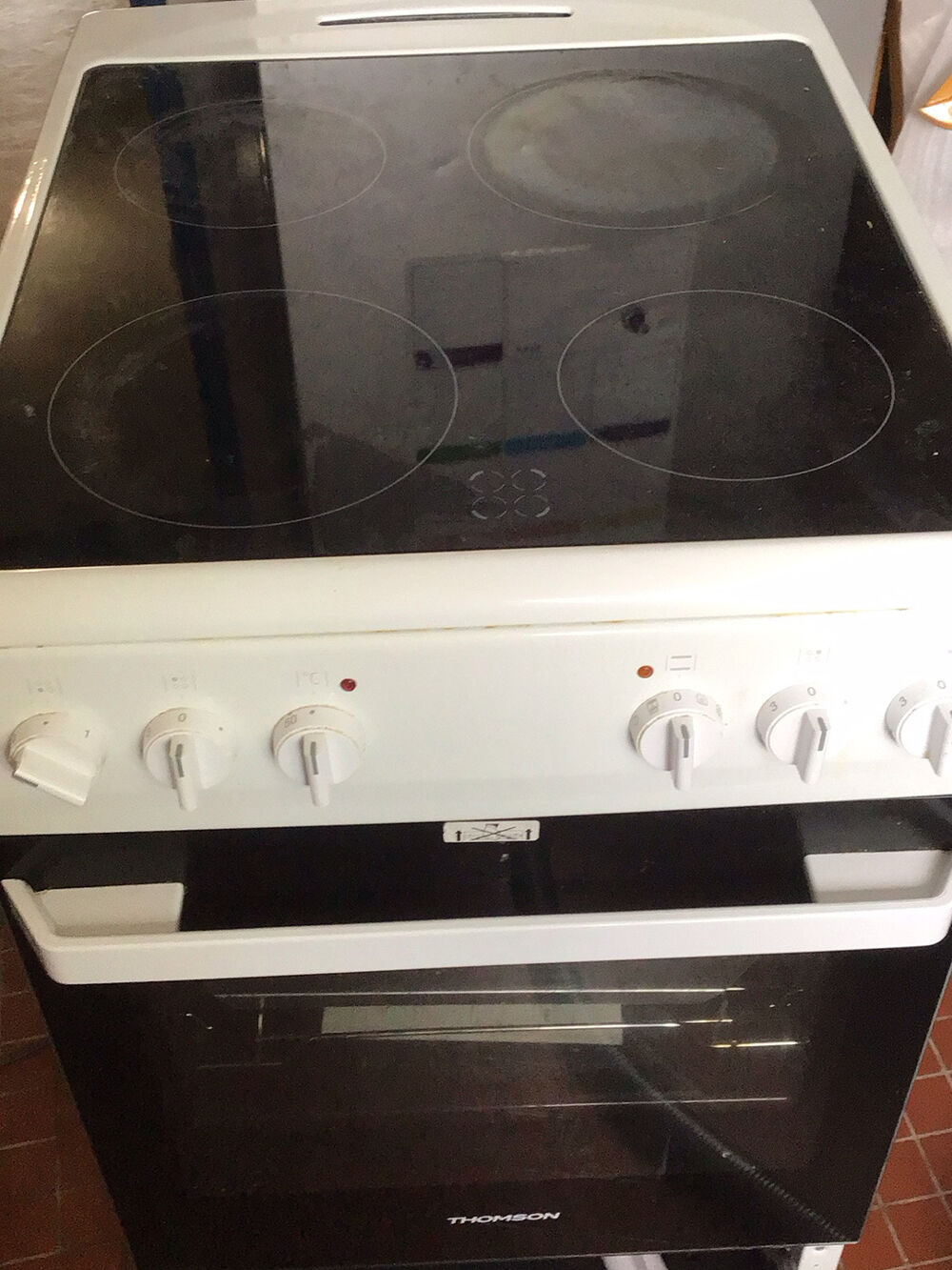Cuisini&egrave;re, vitroc&eacute;ramique Thomson
Electroménager