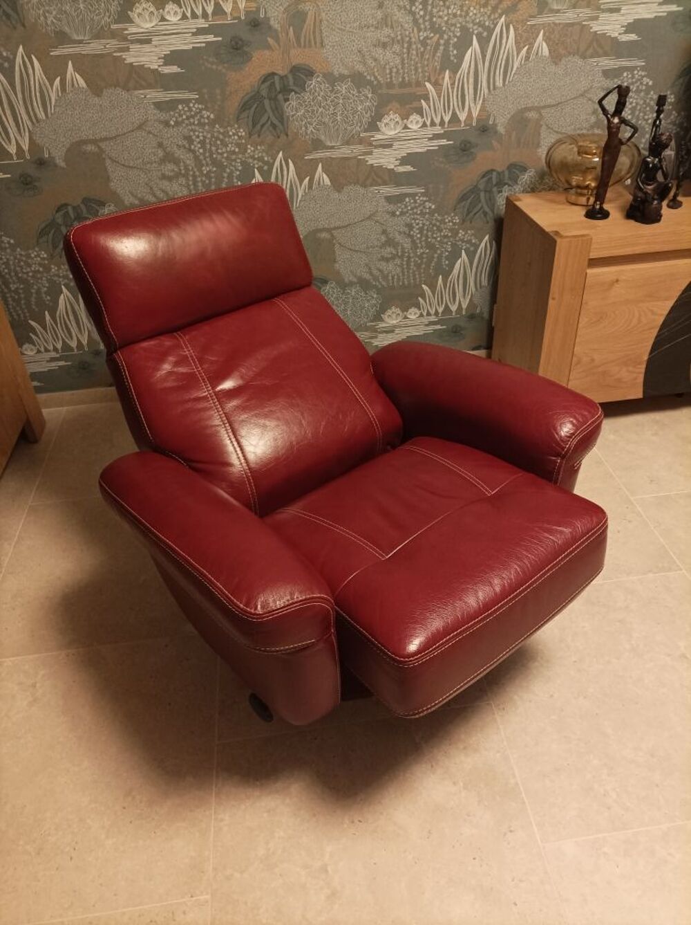Canap&eacute; cuir bordeaux et deux fauteuils. Meubles