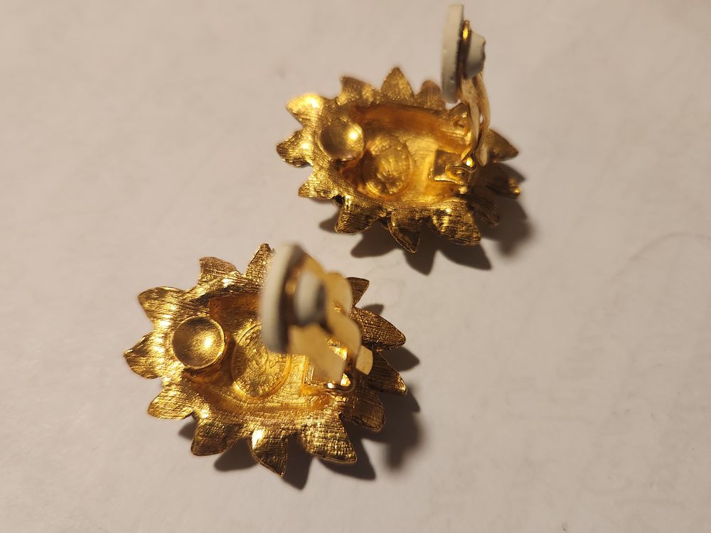 BO Boucles Oreilles dor&eacute;es ovale fleur &eacute;maill&eacute;e noir LACROIX Bijoux et montres