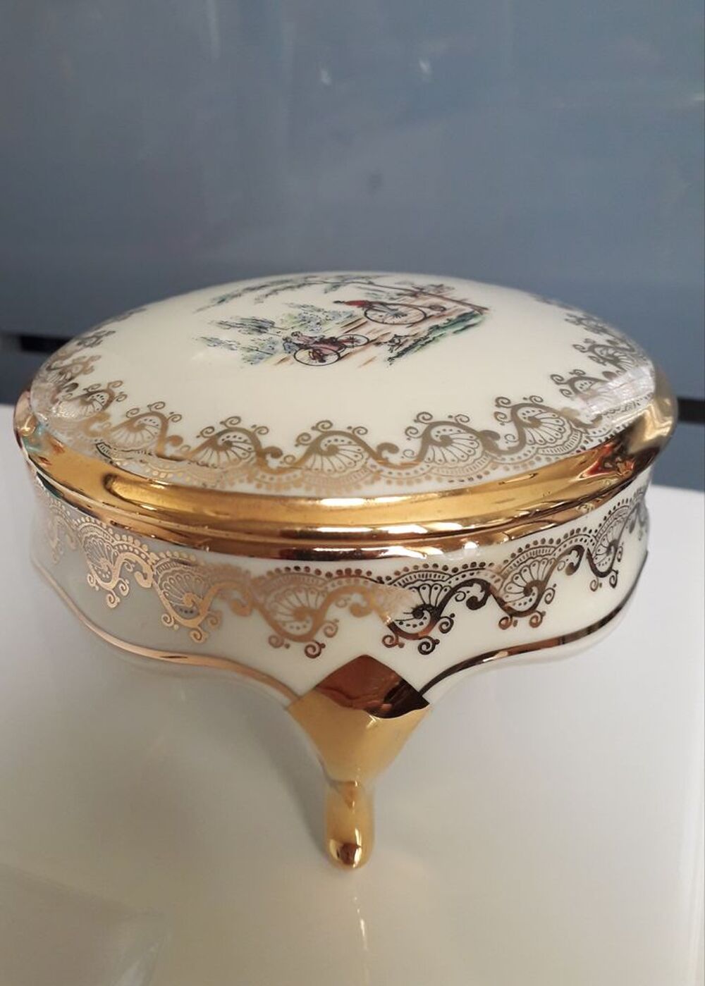Bonbonni&egrave;re tripode en porcelaine de Limoges ( J-S ) 