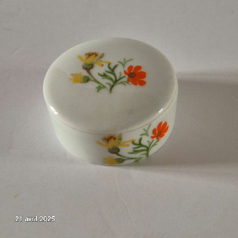 Boite &agrave; bijoux ou &agrave; pilules en porcelaine blanche, peinte &agrave; Décoration