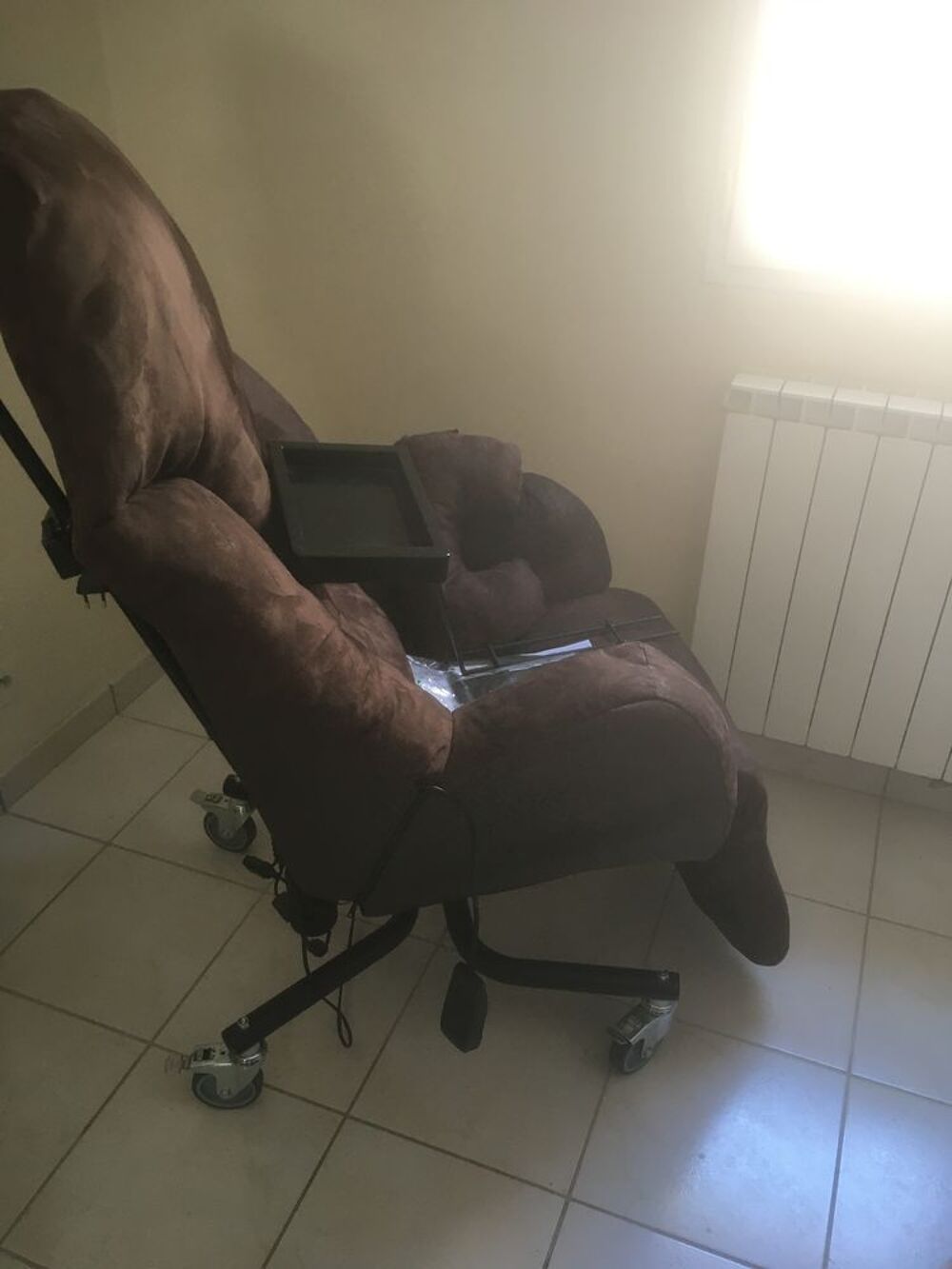 Fauteuil &eacute;lectrique relax en tissus velours marron. Meubles