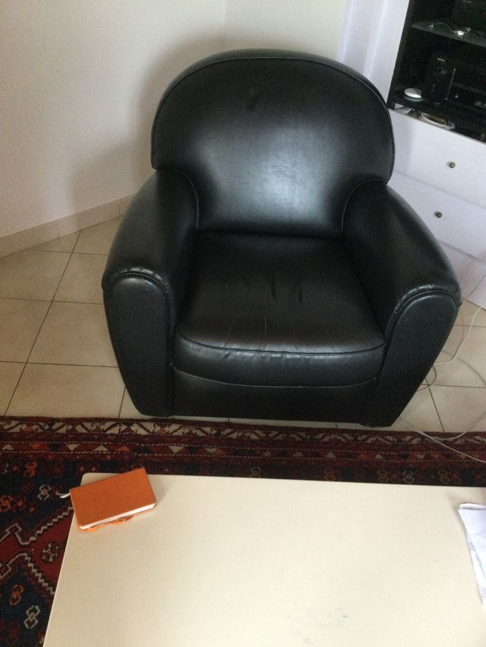 canap&eacute; en Ska&iuml; noir et 2 fauteuils assortis forme Club. Meubles