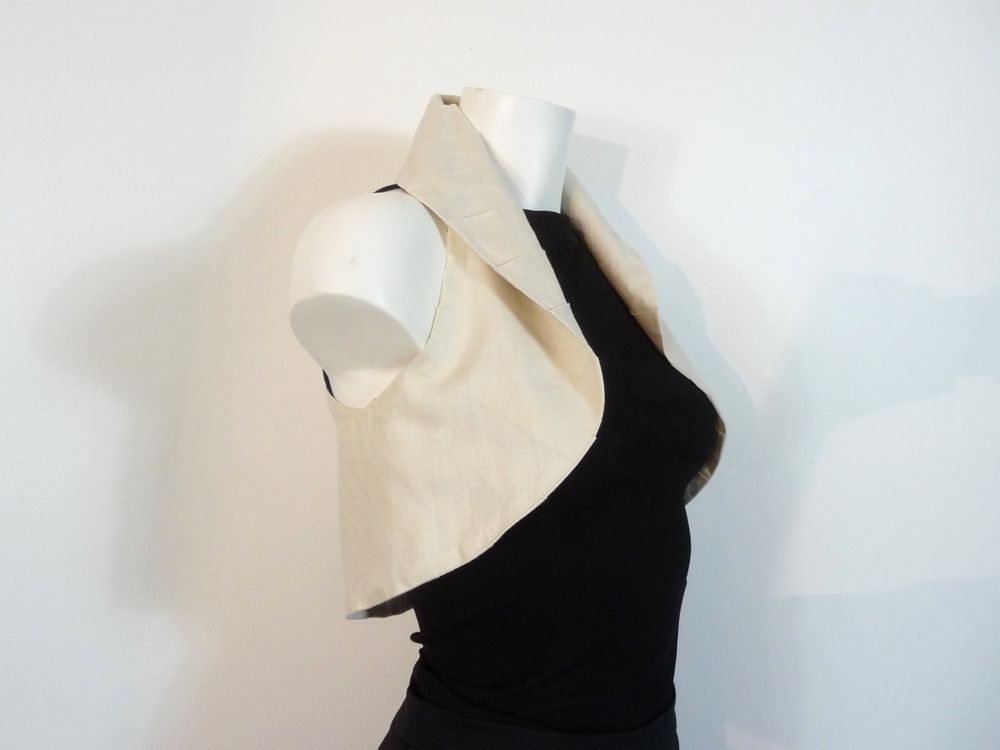 Top/ Bol&eacute;ro/ Veste Court en Tissu Beige sans manches- Eleene Vêtements
