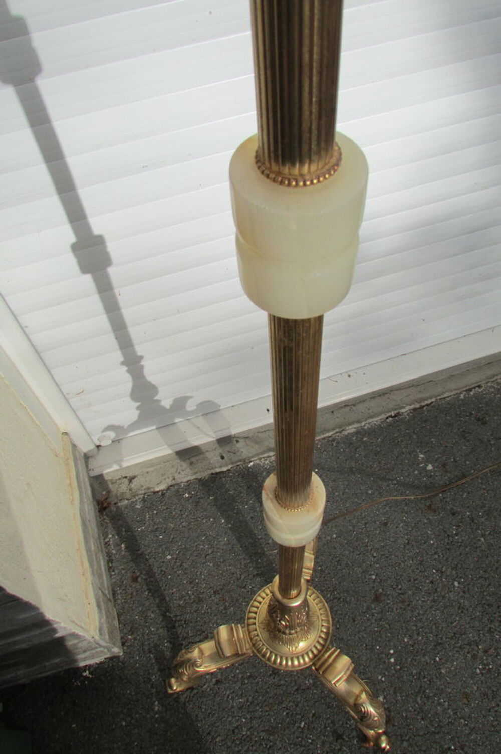 Lampadaire vintage en bronze , laiton et onyx, tr&eacute;pied Décoration