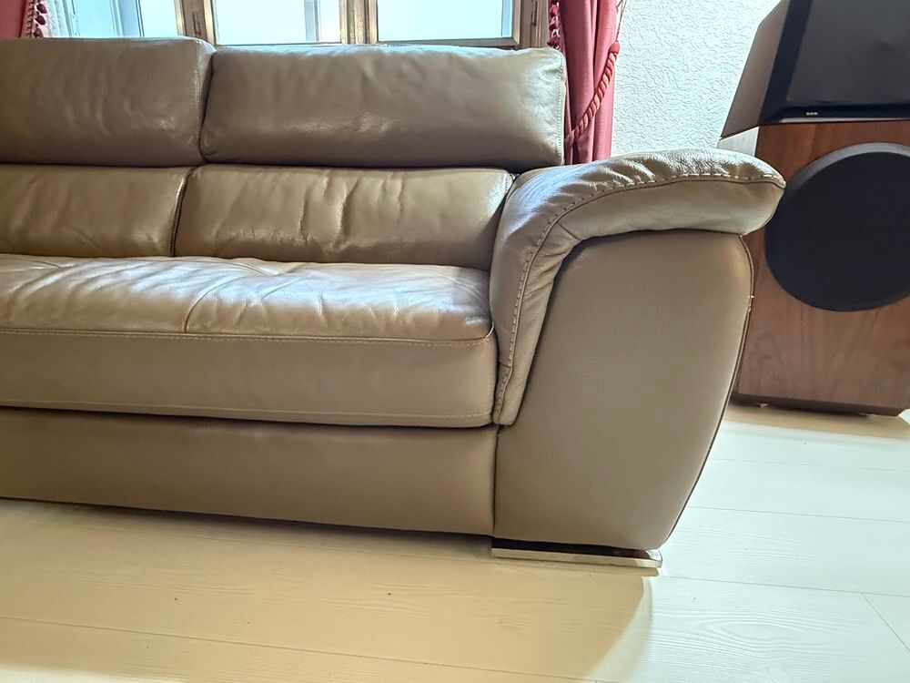 Canap&eacute; cuir 3 places tr&egrave;s bon &eacute;tat, largeur 226 cm. Meubles