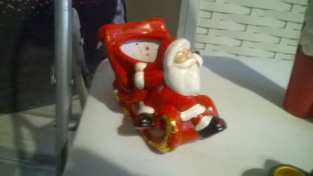 3 jolies d&eacute;corations de Noel en c&eacute;ramique
Pere Noel en tra&icirc; Décoration