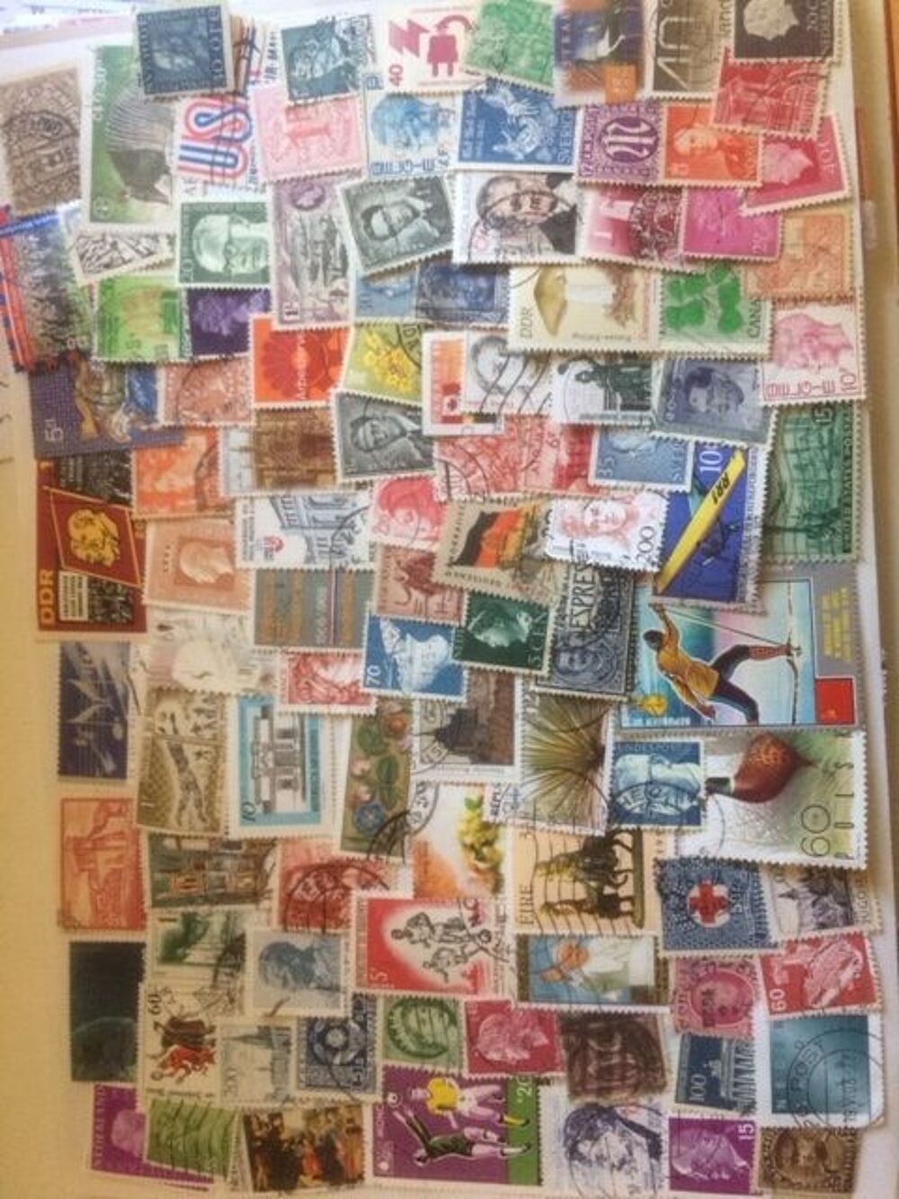 Lot 1000 timbres diff&eacute;rents du monde 