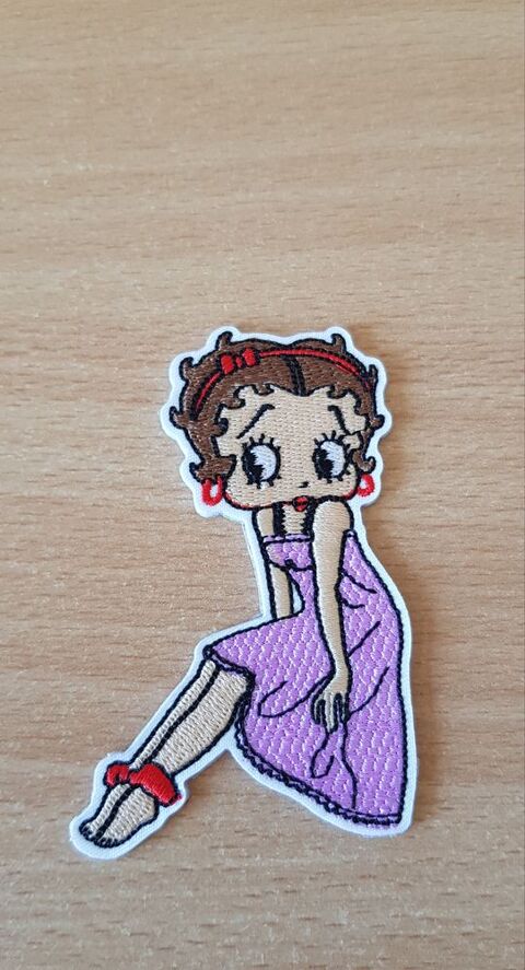 �cusson brod� 
Betty Boop robe violette 
9x5,5 cm
5 Carnon Plage (34)