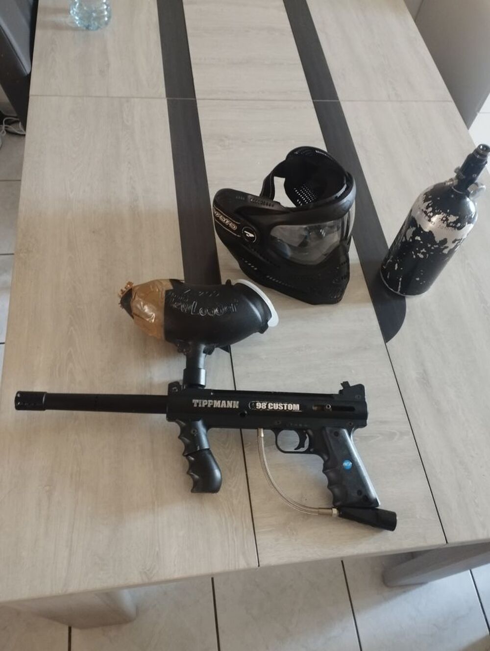 Lanceur paintball avec sont &eacute;quipements Sports