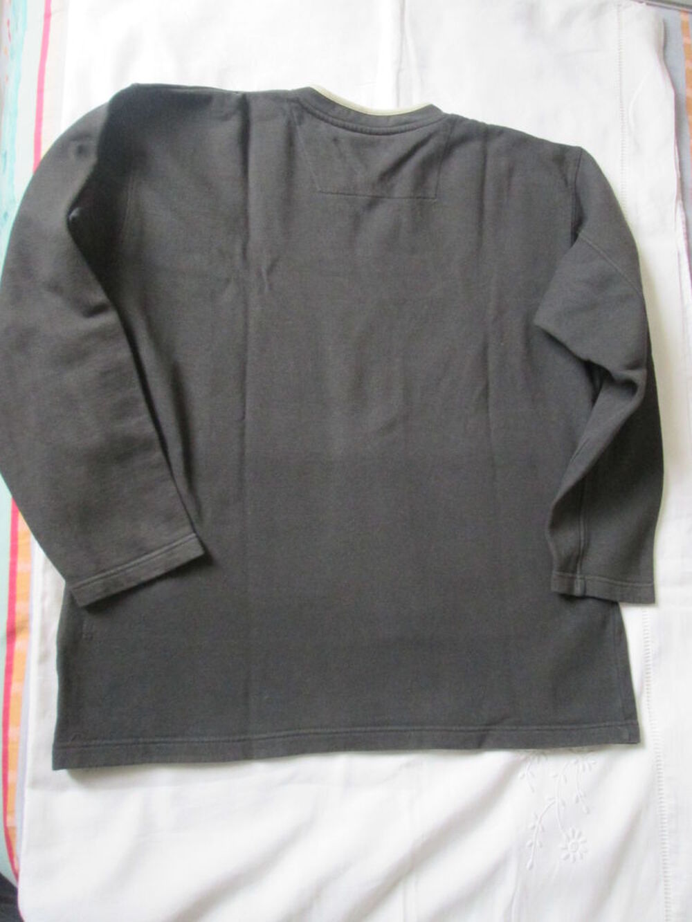 Pull homme col V taille M Vêtements
