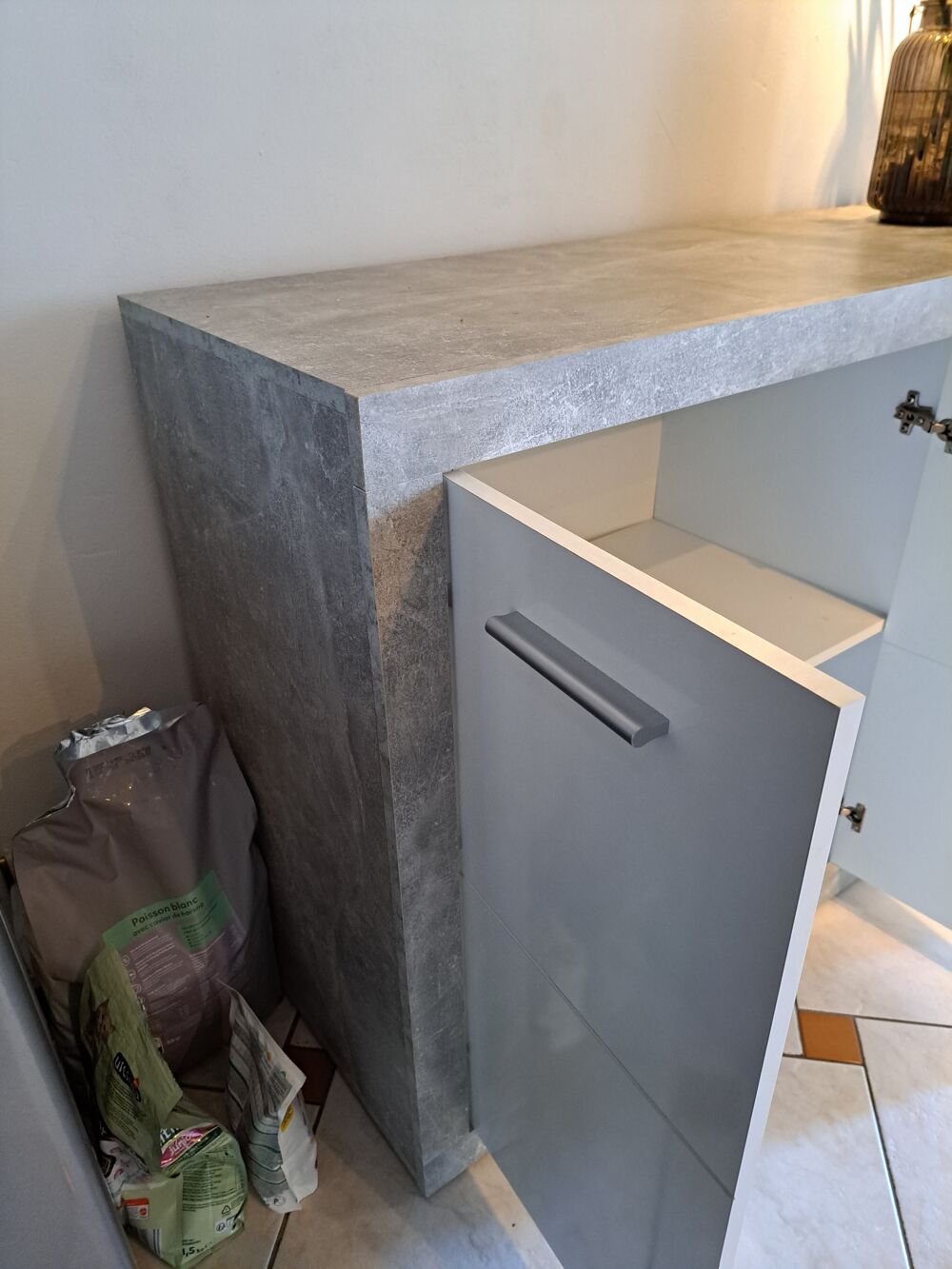 Beau meuble bas couleurs blanc/beton. Meubles