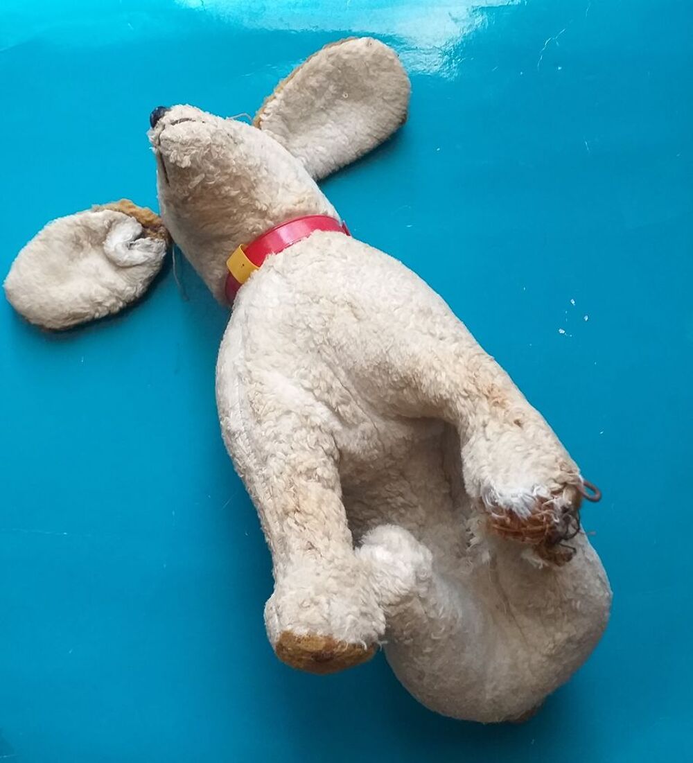 Peluche ancienne, chien - int&eacute;rieur en paille (&agrave; restaurer partiellement) Jeux / jouets