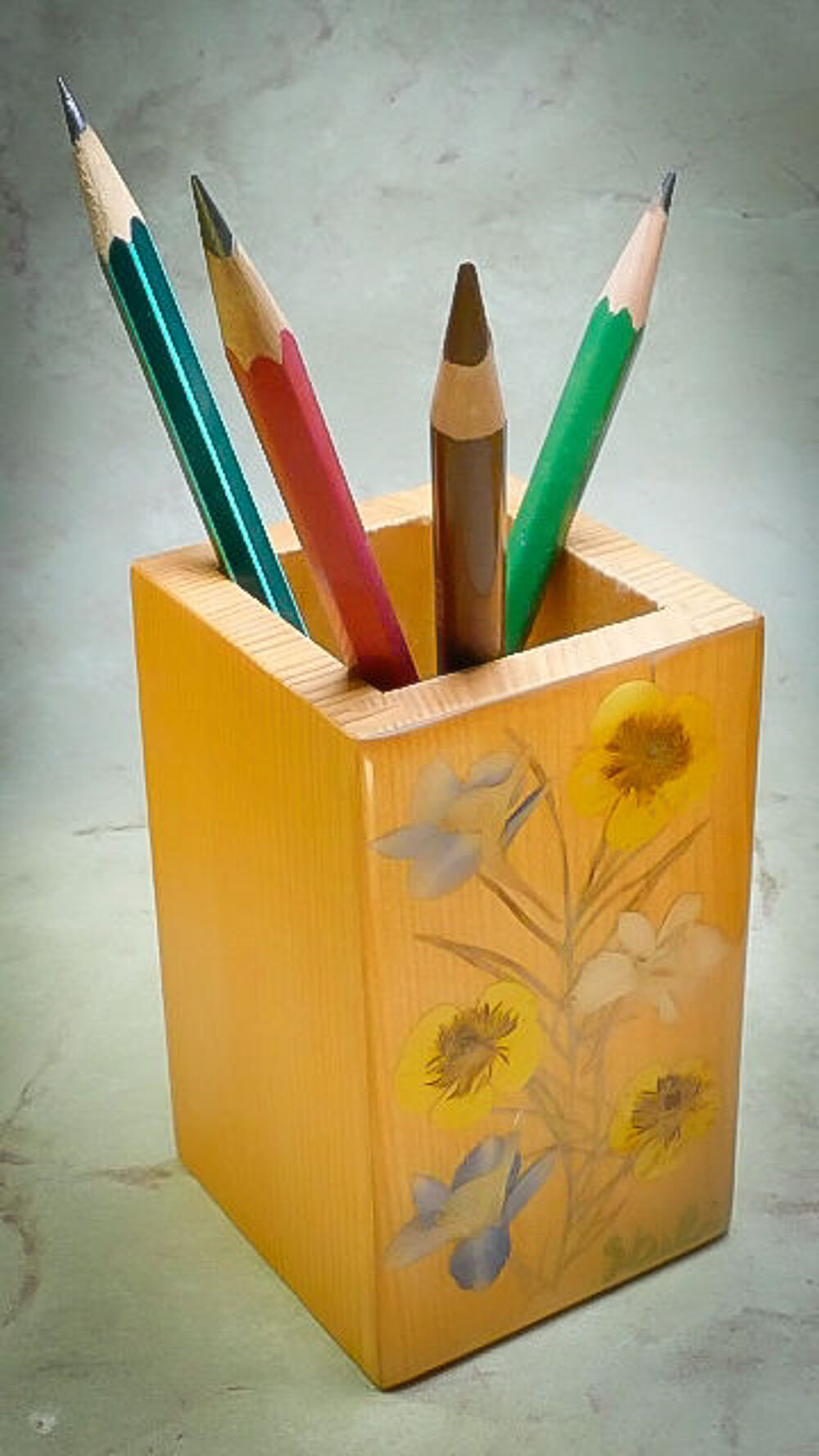 Porte crayons en bois et fleurs s&eacute;ch&eacute;es
