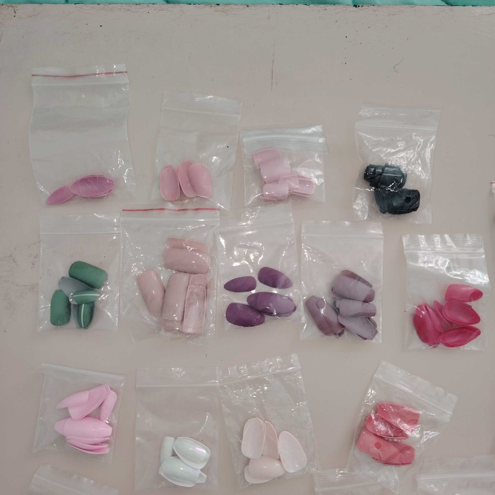 LOT DE FAUX ONGLES Bijoux et montres