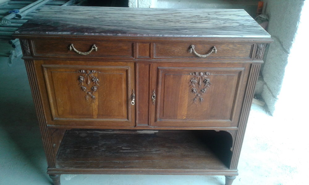 Buffet bas recouvert de plateau en marbre
Meubles