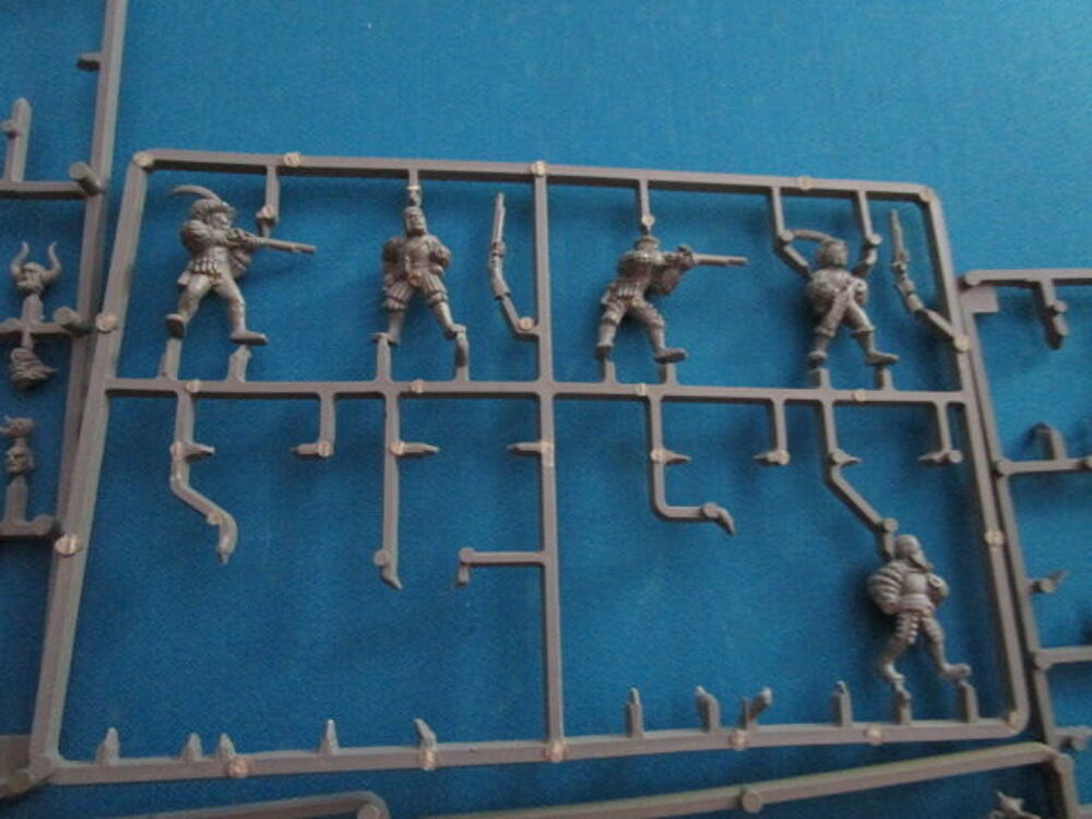 FIGURINE JEU DE ROLE"GAMES WORKSHOP" LOT JR22G 