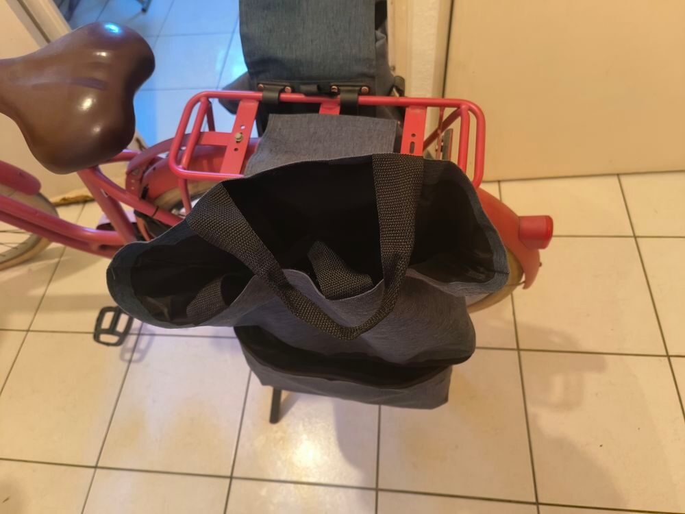 V&eacute;lo urbain rose avec accessoires de transport Vlos