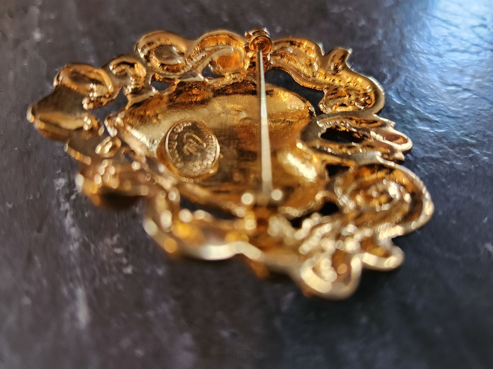 Broche coeur CL dor&eacute;e arabesque Christian LACROIX Bijoux et montres