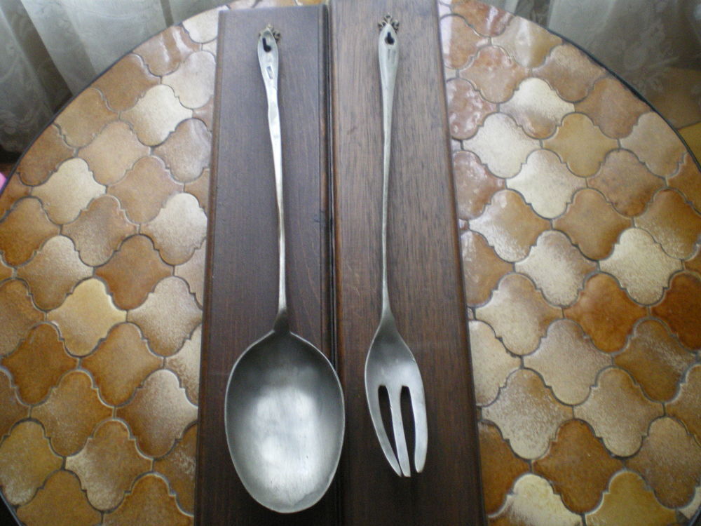 Couverts en &eacute;tain - Cuill&egrave;re et fourchette d&eacute;coratives. 