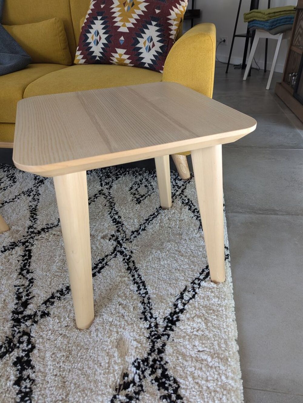 Table basse carr&eacute;e en bois clair. Meubles