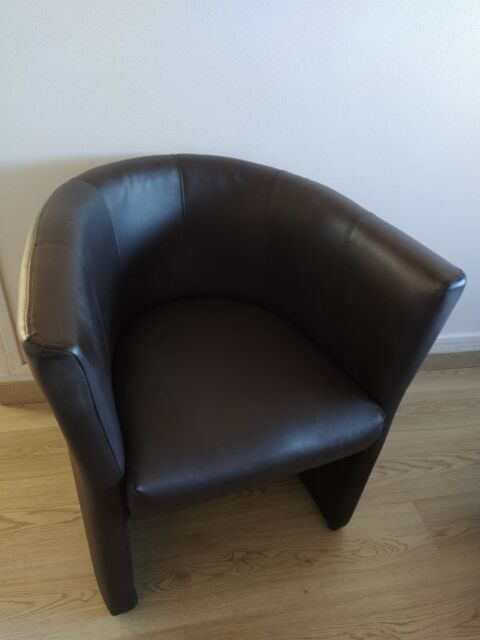 ? A SAISIR ? Fauteuil en cuir + table ? 0 Caen (14)
