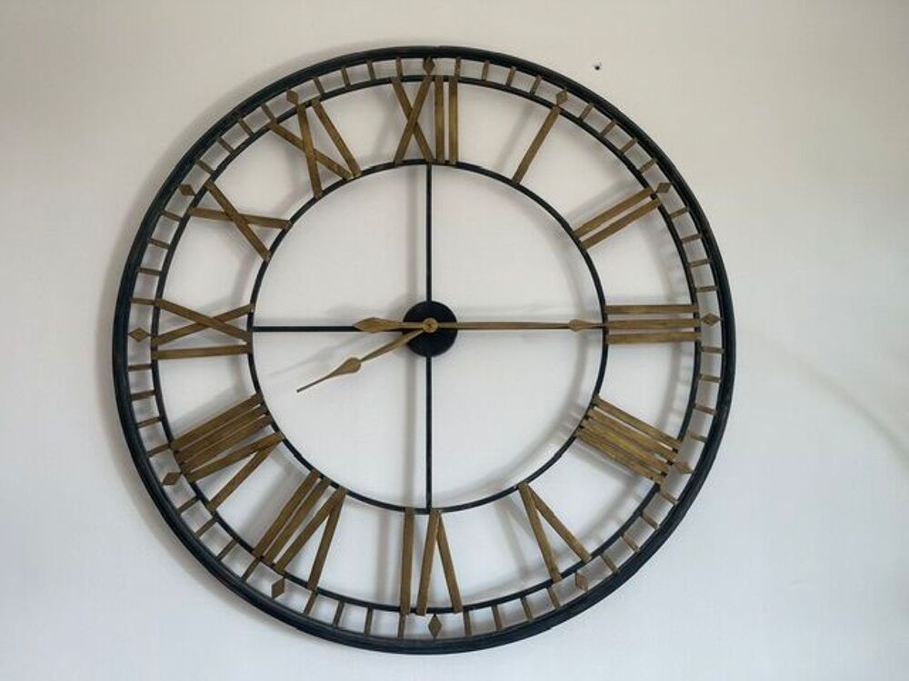 GRANDE HORLOGE STYLE INDUSTRIEL EN FER MASSIF. 
Décoration