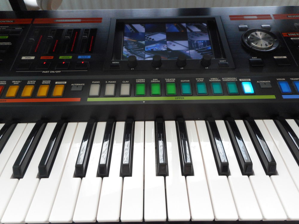 ACHETERAIS VOTRE JUPITER-80 ROLAND EN PARFAIT ETAT Instruments de musique
