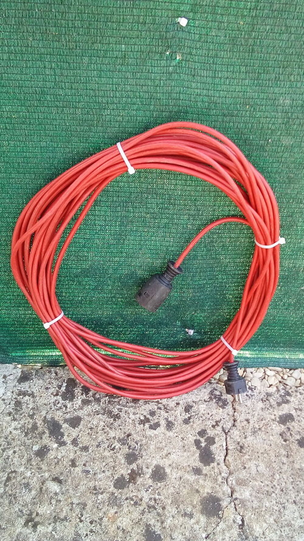 une rallonge &eacute;lectrique de 23,90m ; en bon &eacute;tat . Bricolage