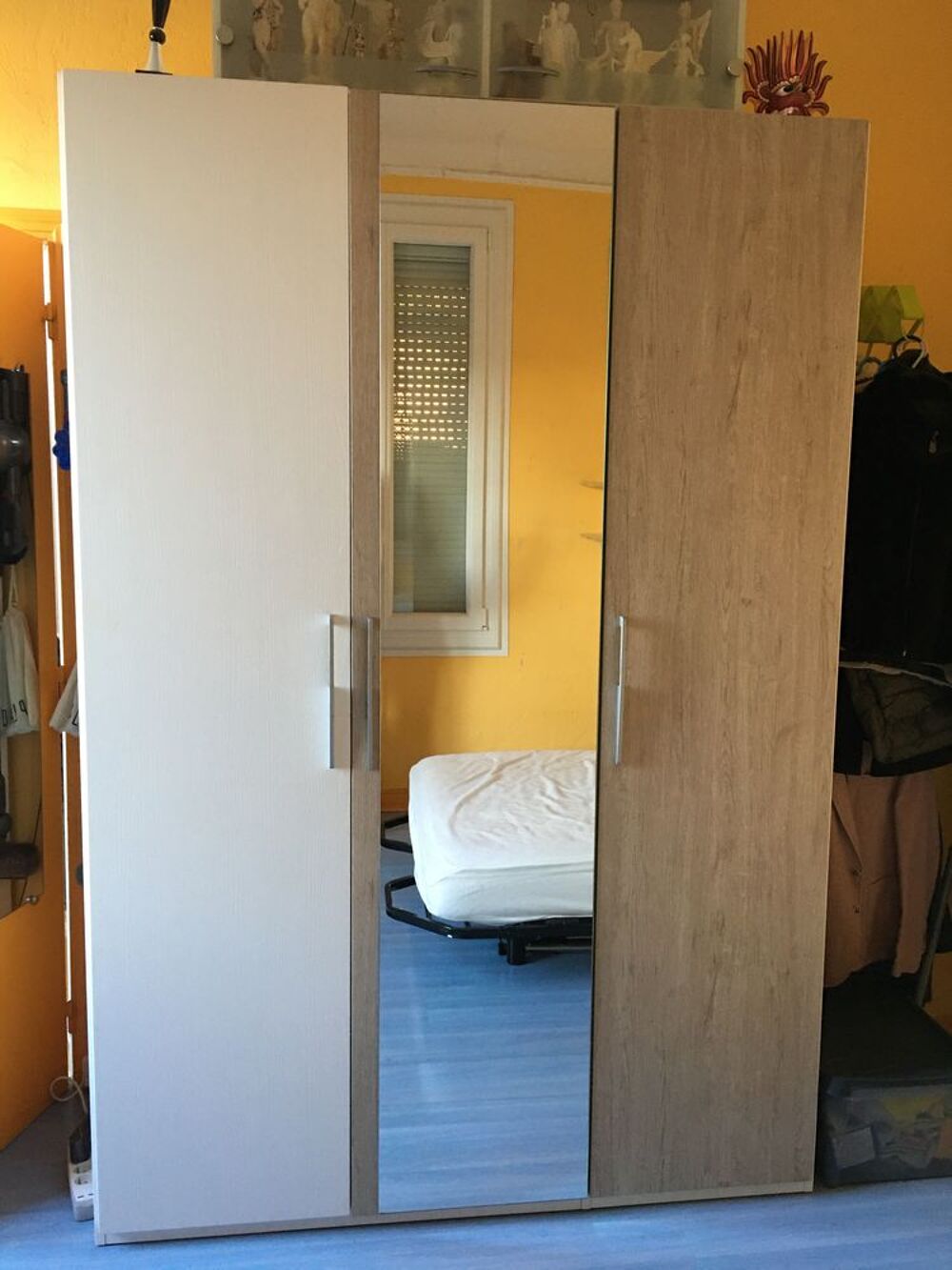 Armoire Atlas 3 portes dont une miroir car d&eacute;m&eacute;nagemt Meubles