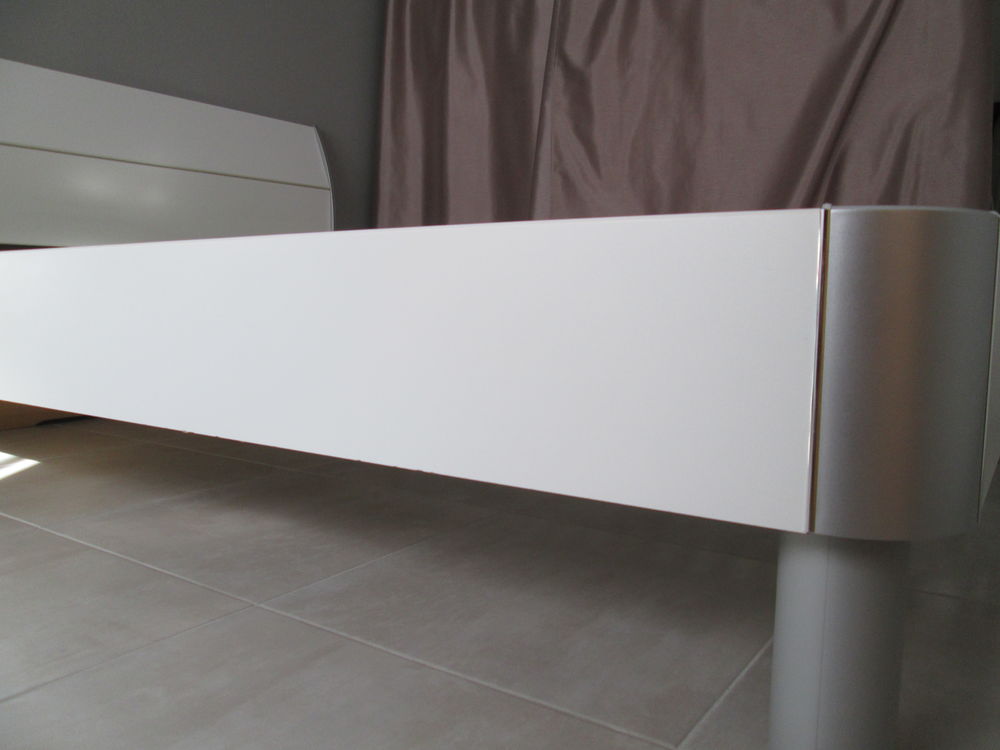Lit 140 x 190,avec sommier. Meubles