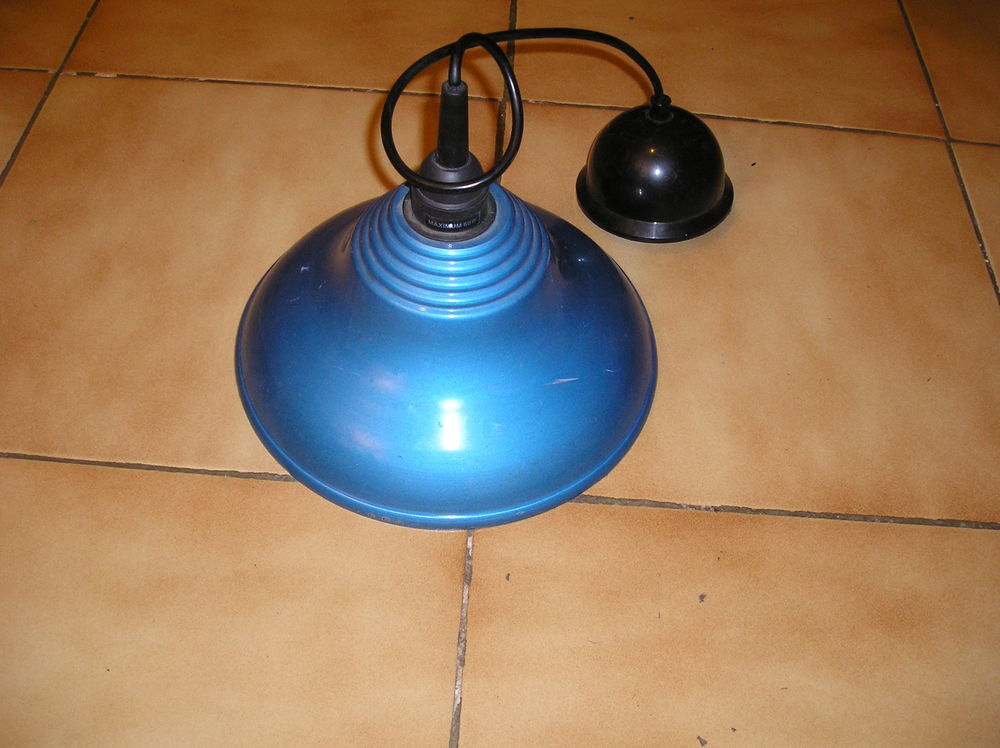 lustre en m&eacute;tal de couleur bleu Décoration