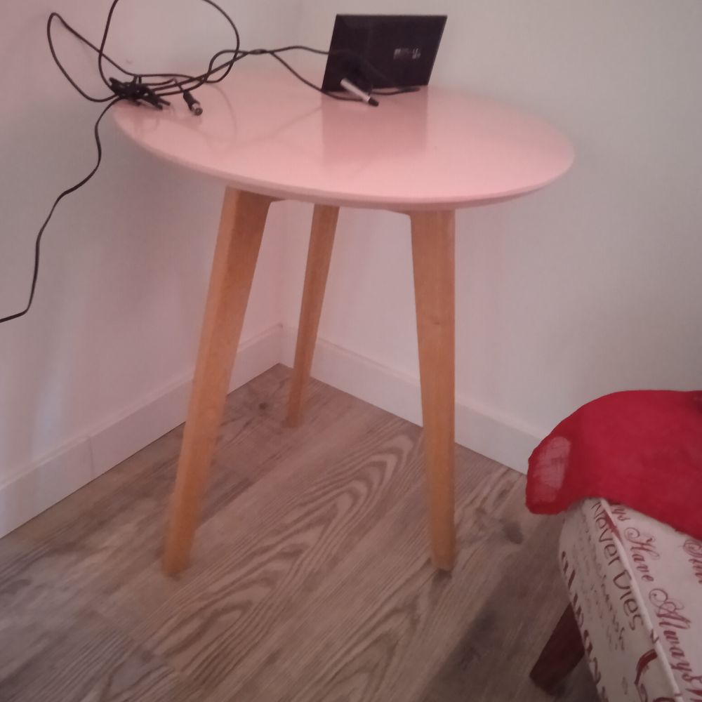Petite table rose pieds bois diam&egrave;tre 50 hauteur 58 bout de Meubles