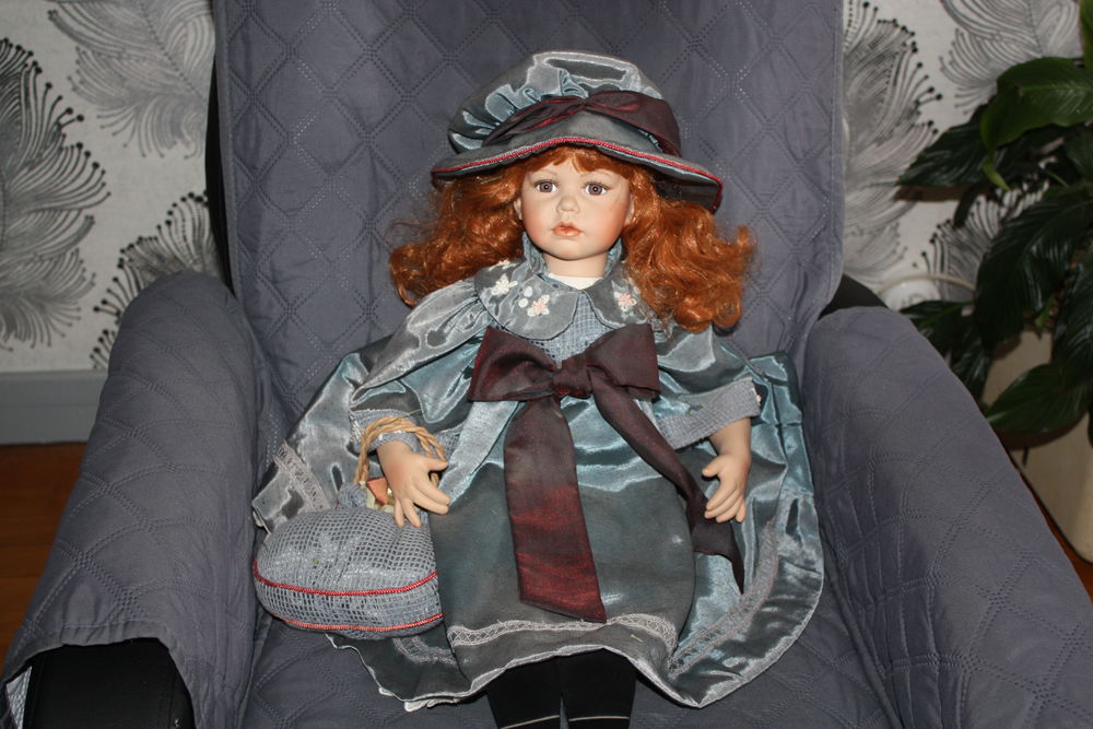 poup&eacute;e en porcelaine 55cm 