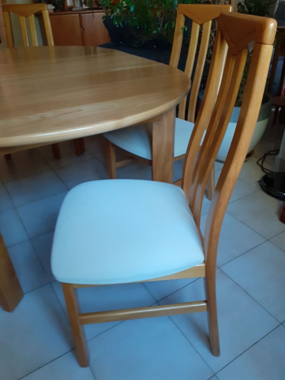 TABLE ET 6 CHAISES EN BOIS MASSIF Meubles