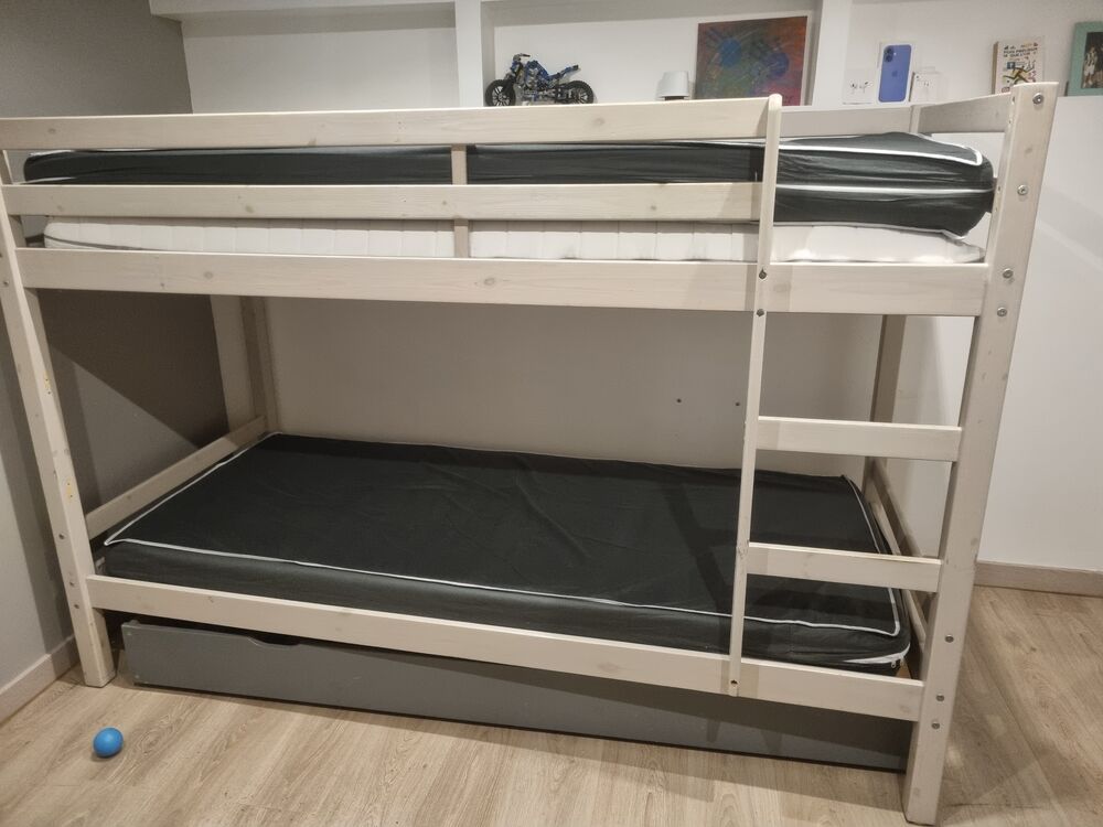 Lit superpos&eacute; bois clair avec matelas Meubles