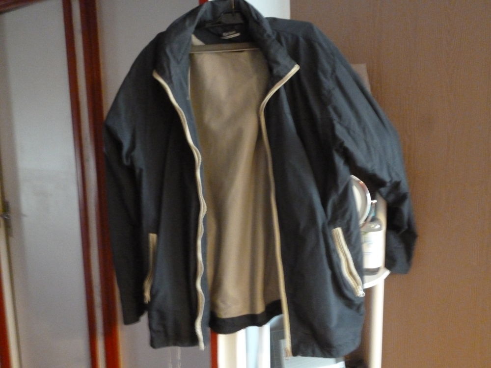v&ecirc;tement de pluie style K-way. Vêtements