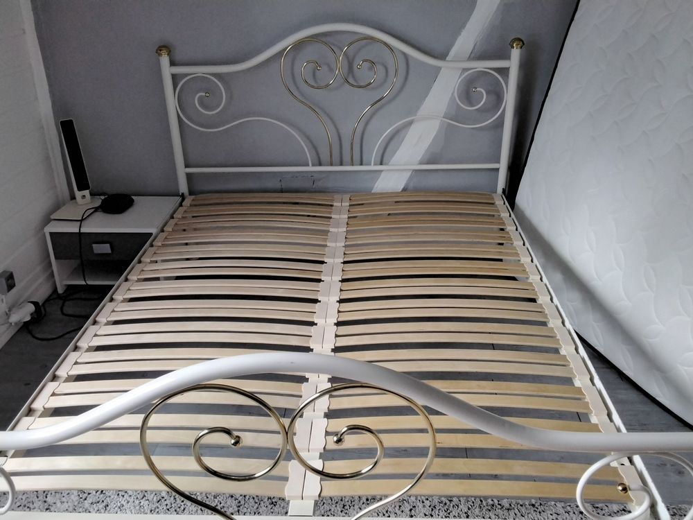 Ensemble literie: Lit fer forg&eacute; blanc, matelas et sommier Meubles