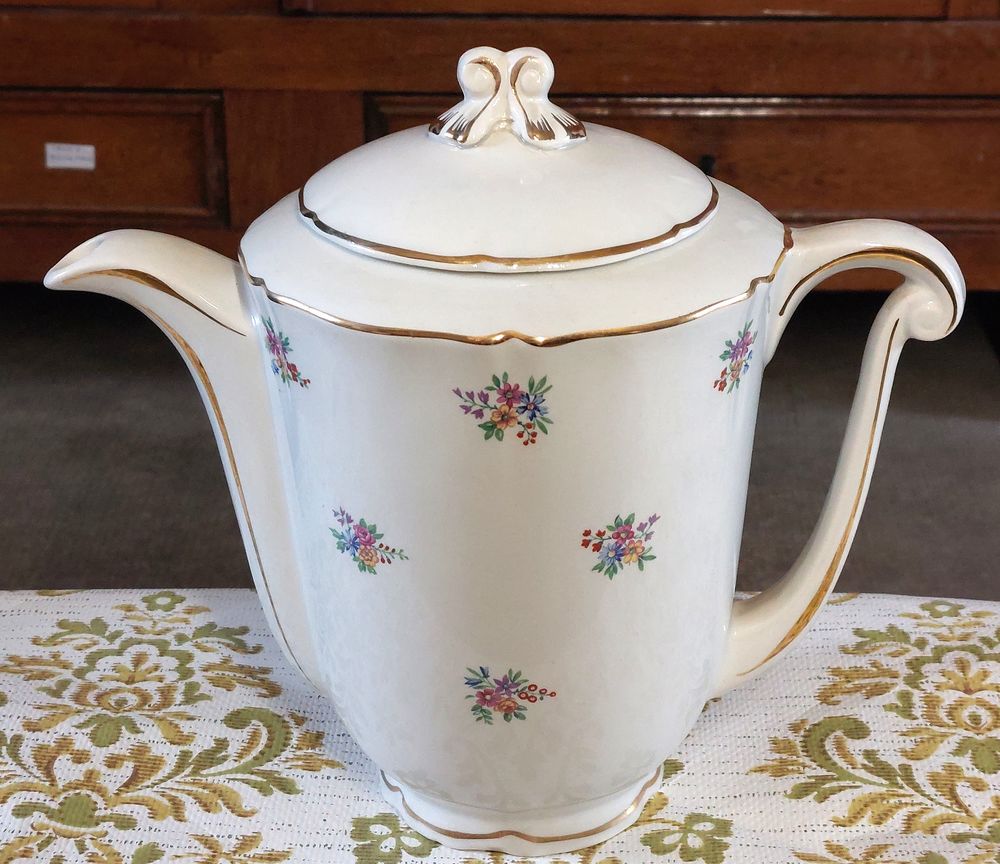 service de vaisselle 71 pi&egrave;ces en porcelaine Saint Amand Décoration