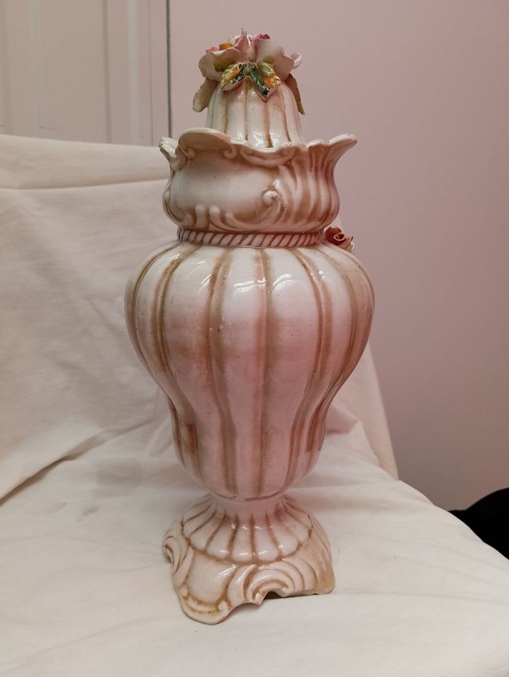 ce magnifique vase en porcelaine de style Rococo Décoration